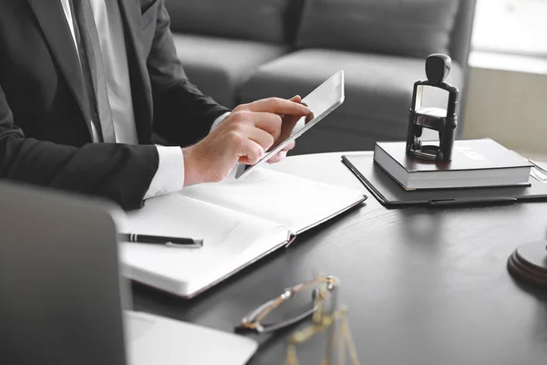 Männlicher Anwalt Sitzt Arbeitsplatz Büro — Stockfoto