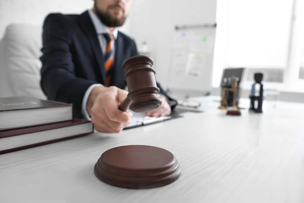 Jurist Mit Richtergabel Sitzt Arbeitsplatz Büro — Stockfoto