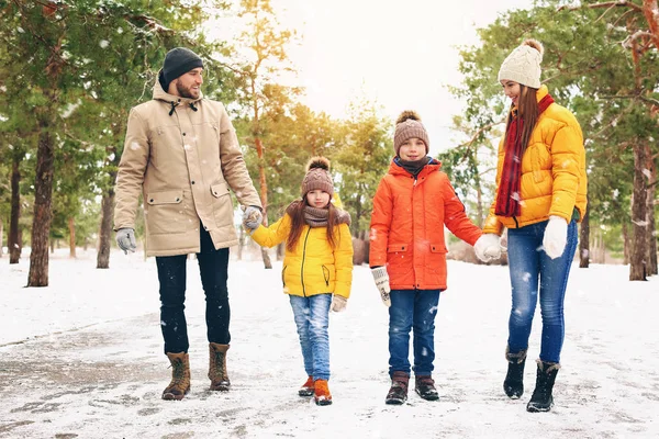 Família Feliz Parque Dia Inverno Imagens Royalty-Free