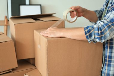 Taşındığı gün eşyalarını toplayan adam, yakın çekim.