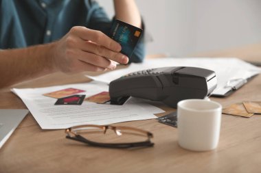 Evinde borcu olan genç bir adam, yakın plan.