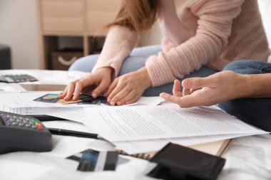 Genç çiftin evde borcu var, yakın plan.