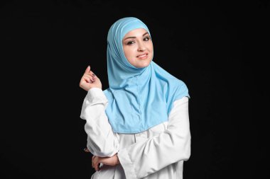 Koyu arkaplanda güzel bir Arap kadın