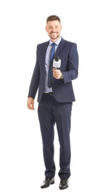 Beyaz arka planda mikrofonu olan erkek gazeteci