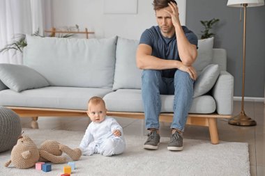 Delikanlı evde doğum sonrası depresyondan muzdarip.