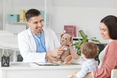 Küçük bebek li kadın klinikte çocuk doktorunu ziyaret etti