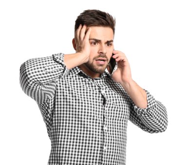 Sorunlu adam beyaz arka planda cep telefonuyla konuşuyor