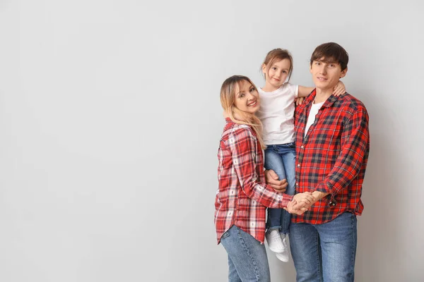 Porträtt Lycklig Familj Ljus Bakgrund — Stockfoto