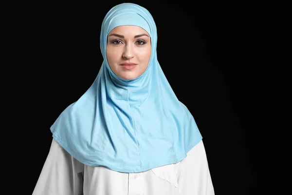 Mooie Arabische Vrouw Donkere Achtergrond — Stockfoto