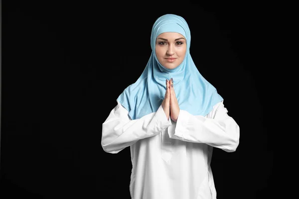 Schöne Betende Araberin Auf Dunklem Hintergrund — Stockfoto