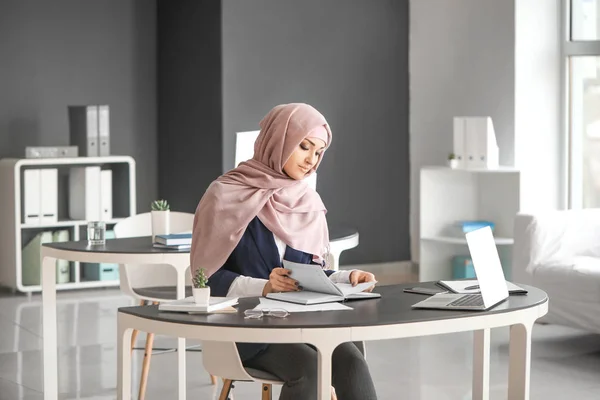 Jovem Mulher Árabe Trabalhando Escritório — Fotografia de Stock