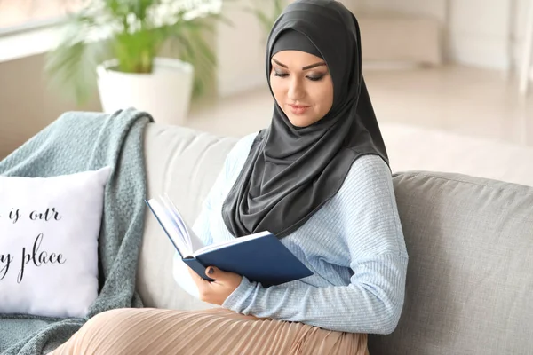 Young Arab Woman Reading Book Home — Stock Photo, Image