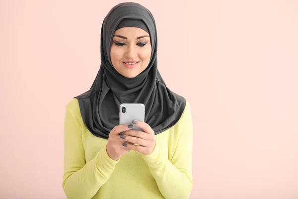 美しいですアラブ女性とともに携帯電話上の色の背景 — ストック写真
