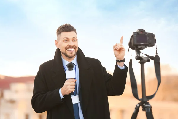 Männlicher Journalist Mit Mikrofon Draußen — Stockfoto
