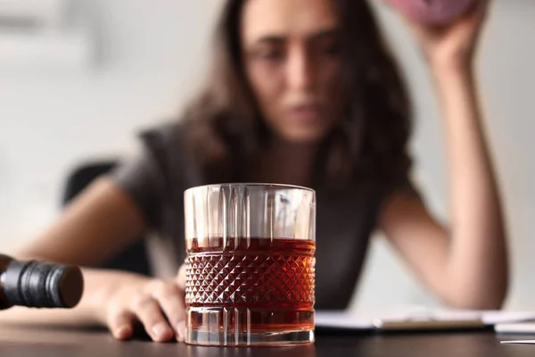 Una Joven Borracha Oficina Concepto Alcoholismo — Foto de Stock