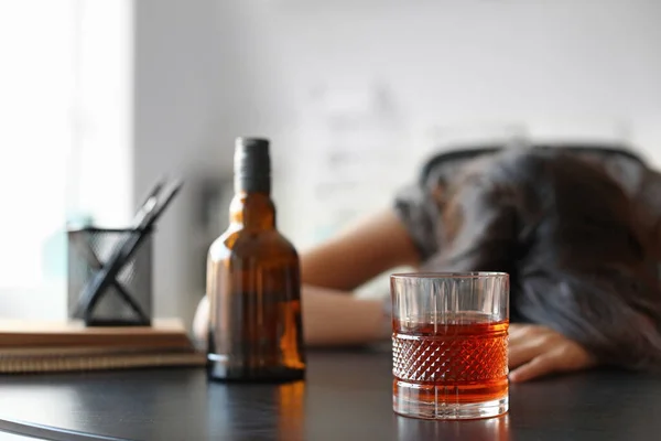Una Joven Borracha Oficina Concepto Alcoholismo — Foto de Stock