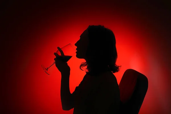 Silhueta Mulher Com Álcool Sobre Fundo Cor — Fotografia de Stock