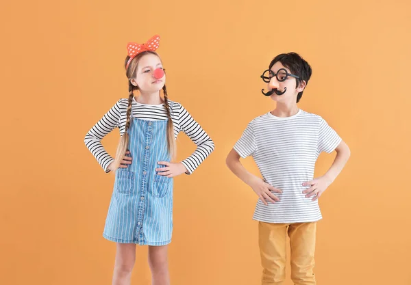 Niños Pequeños Disfrazados Gracioso Sobre Fondo Color Celebración Del Día —  Fotos de Stock