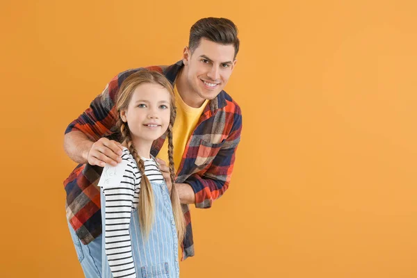 Padre Jugando Una Broma Hija Contra Fondo Color Celebración Del — Foto de Stock