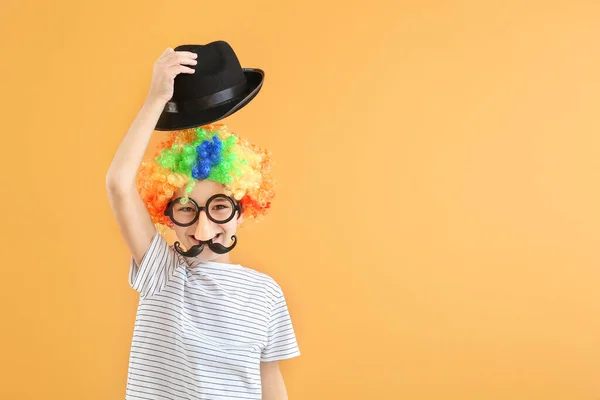 色の背景に面白い変装の小さな男の子 エイプリルフールの日のお祝い — ストック写真