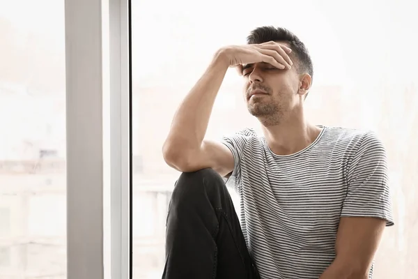Mladý Muž Depresi Okna — Stock fotografie