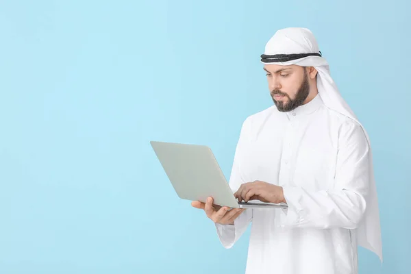 Arabski Biznesmen Laptopem Tle Koloru — Zdjęcie stockowe
