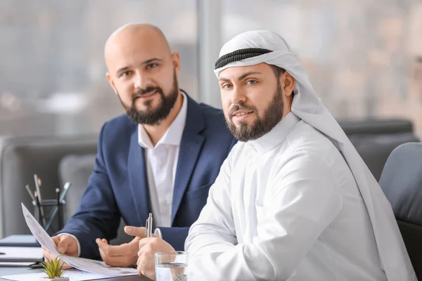 アラブ人の男とオフィスの彼のビジネスパートナー — ストック写真
