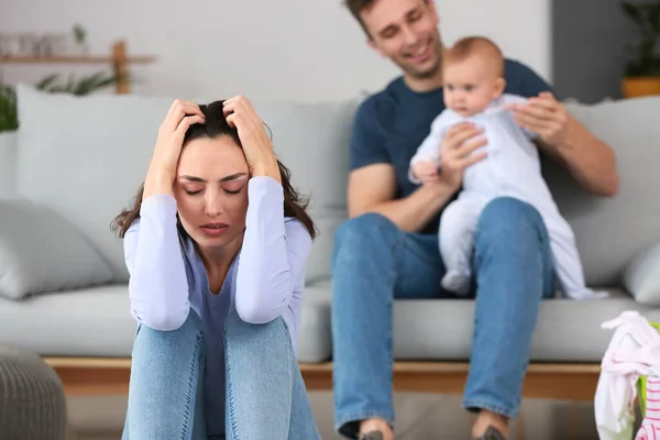 Lycklig Far Med Sitt Barn Och Fru Lider Postnatal Depression — Stockfoto