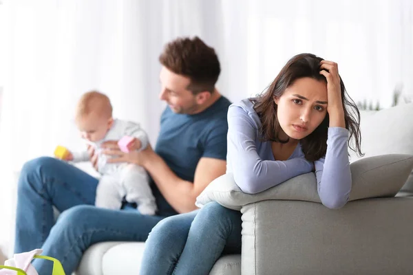 Boldog Apa Gyermekével Feleségével Akik Otthon Szülés Utáni Depresszióban Szenvednek — Stock Fotó