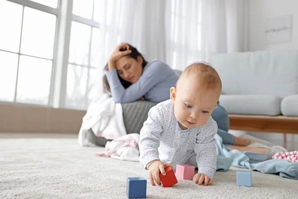 Söt Baby Och Ung Kvinna Som Lider Postnatal Depression Hemma — Stockfoto