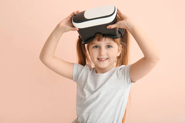 Маленька Дівчинка Окулярами Віртуальної Реальності Кольоровому Фоні — стокове фото
