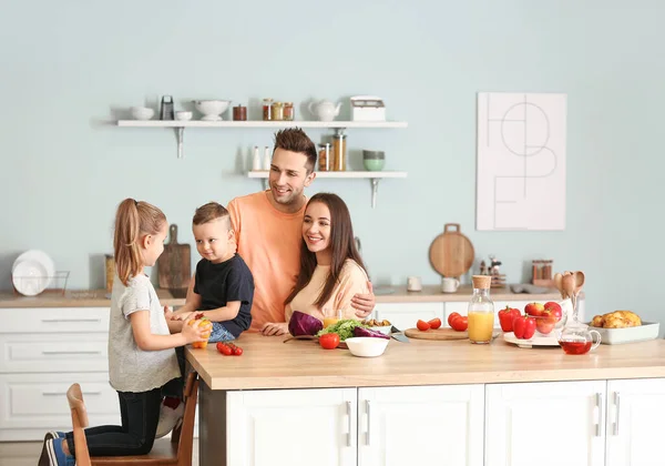 Giovane Cucina Familiare Insieme Cucina — Foto Stock