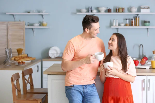 若い夫婦は台所で一緒にお茶を飲む — ストック写真