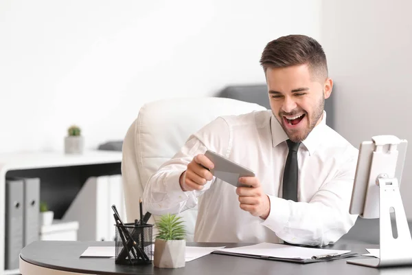 Glücklicher Geschäftsmann Mit Handy Büro — Stockfoto