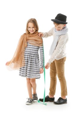 Beyaz arka planda müşterisi olan şirin bir terzi.