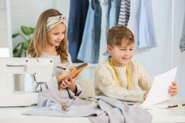 Atölyede çalışan şirin terziler.