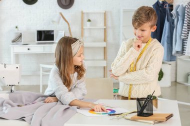 Atölyede çalışan şirin terziler.