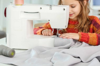 Atölyede çalışan şirin bir terzi.