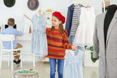 Atölyede çalışan şirin bir terzi.