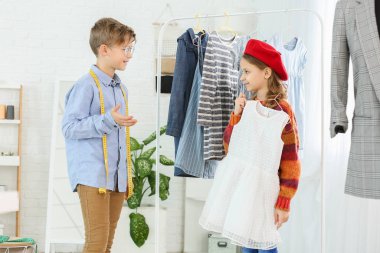 Atölyede müşterisi olan şirin bir terzi.