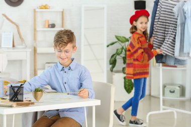 Atölyede çalışan şirin bir terzi.