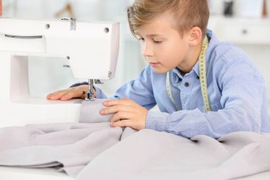 Atölyede çalışan şirin bir terzi.