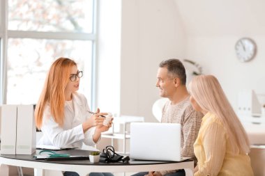 Olgun çift klinikte doktoru ziyaret ediyor.