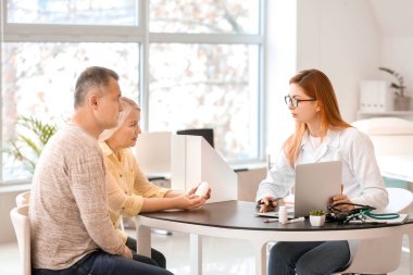 Olgun çift klinikte doktoru ziyaret ediyor.