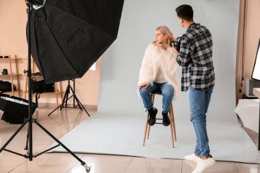 Stüdyo modeliyle çalışan profesyonel fotoğrafçı