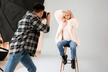 Stüdyo modeliyle çalışan profesyonel fotoğrafçı