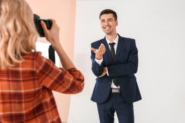 Stüdyo modeliyle çalışan profesyonel fotoğrafçı