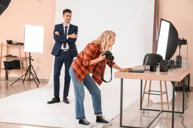 Stüdyoda çalışan profesyonel fotoğrafçı