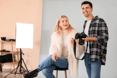Profesyonel fotoğrafçı stüdyoda model resimleri gösteren