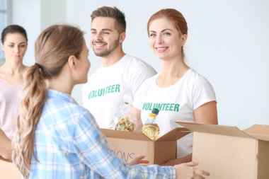 Gönüllülerden oluşan bir ekip fakir insanlara ürün veriyor.